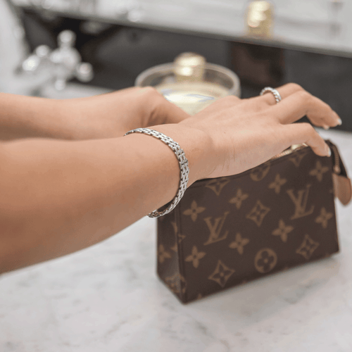 Mia Magnolia Bracelet – silvrigt brett armband med elegant design, tillverkat i rostfritt stål och PVD-plätering för långvarig glans och hållbarhet.