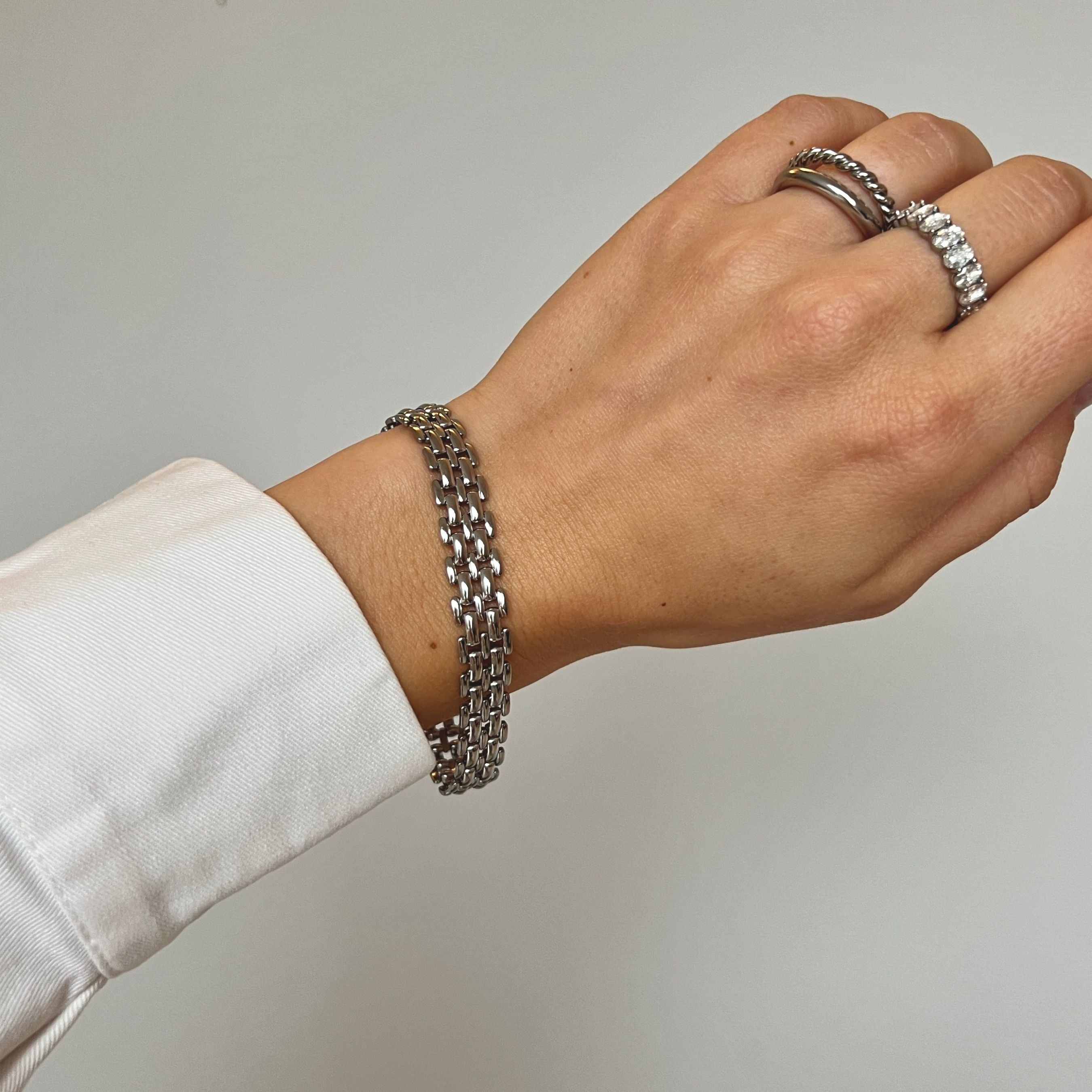 Mia Magnolia Bracelet – silvrigt brett armband med elegant design, tillverkat i rostfritt stål och PVD-plätering för långvarig glans och hållbarhet.