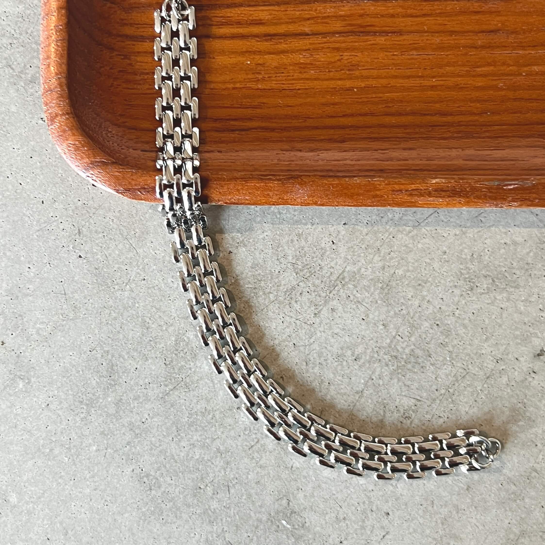 Mia Magnolia Bracelet – silvrigt brett armband med elegant design, tillverkat i rostfritt stål och PVD-plätering för långvarig glans och hållbarhet.