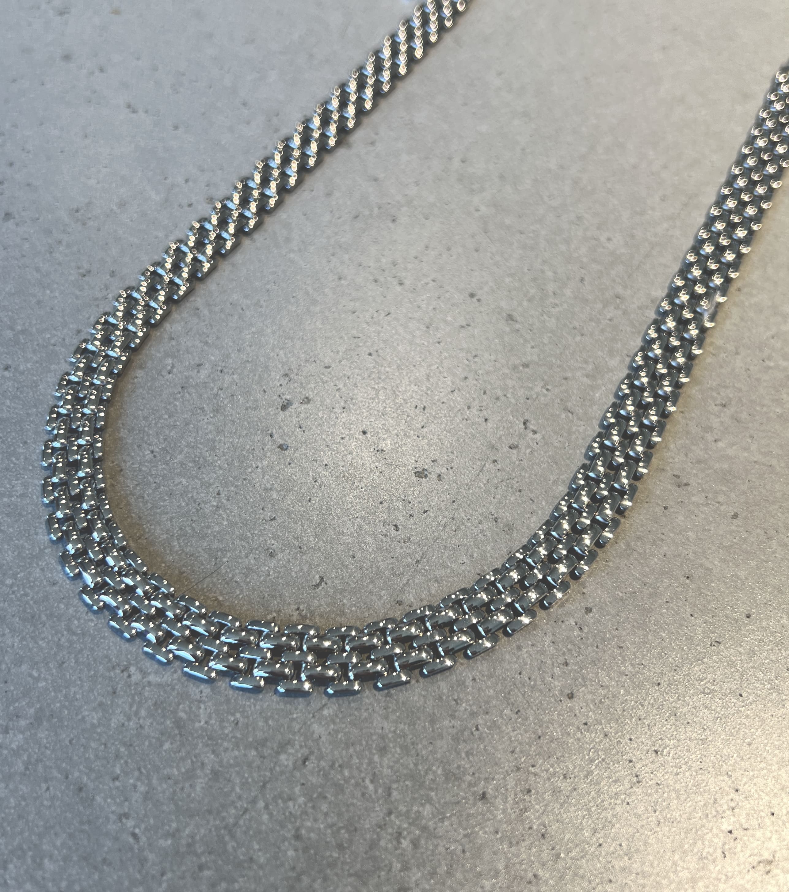 Millie Magnolia Necklace – stilrent silverhalsband med breda länkar, 40 cm långt. PVD-pläterat rostfritt stål för hållbarhet och vattentålighet.