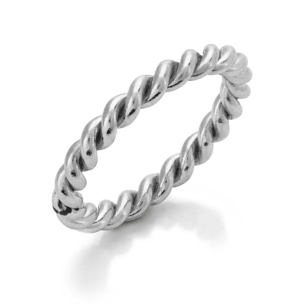 Milly Moon Ring är en tunn, silvrig ring med en snurrad repdesign som ger en subtil touch av elegans.