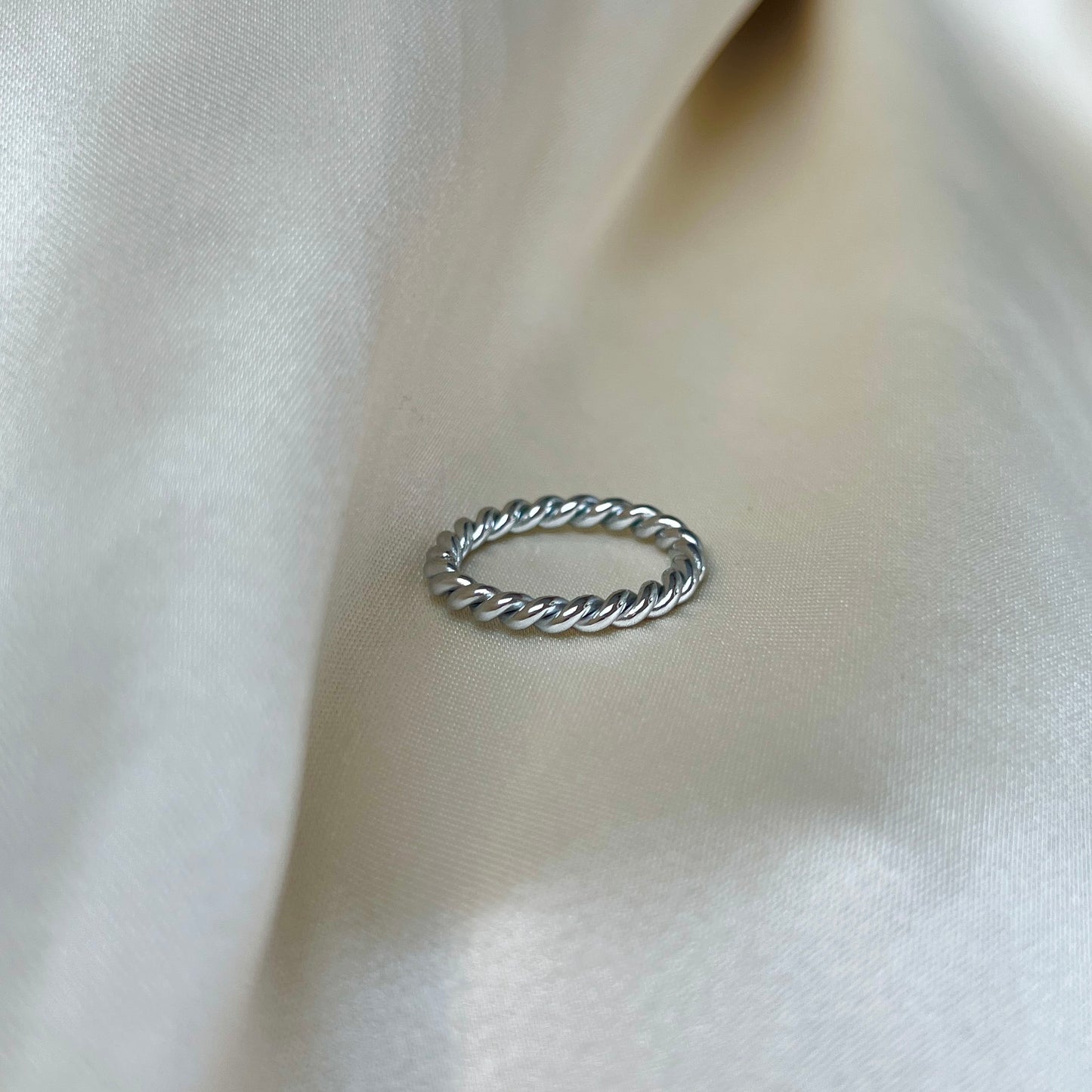 Elegant och lekfull Milly Moon Ring med snurrad repstil i silver, tillverkad för att ge en subtil men iögonfallande detalj till din stil.