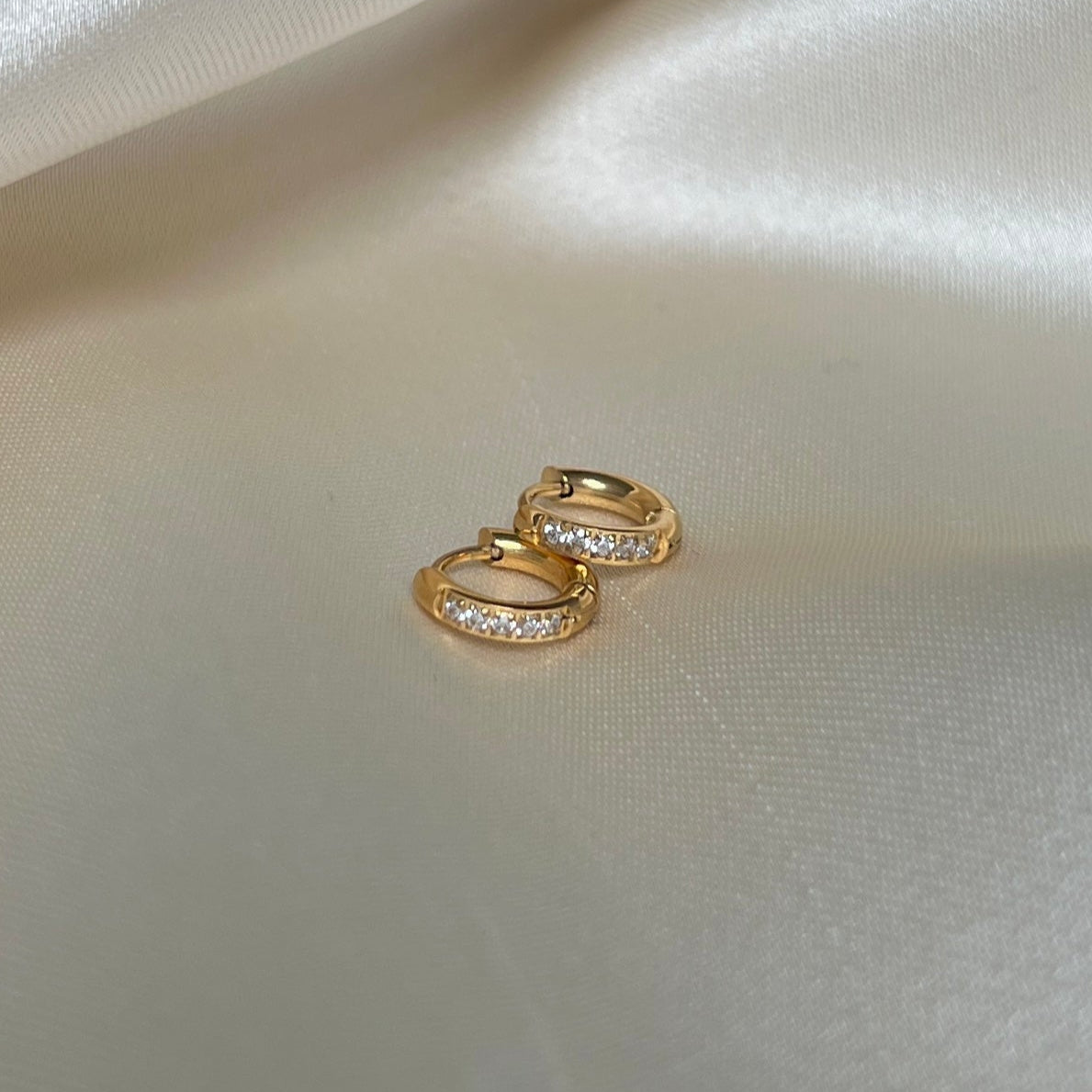 Eleganta Mini Crystal Hoops med diamanliknande stenar, 10mm, i guld och PVD-behandlade för slitstyrka och vattentålighet.