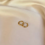 Mini Luna Hoops från Alora Avenue – små, tunna guldhoops i tidlös design. Perfekta vardagsörhängen i vattentåligt och allergivänligt material. Stilrent smycke för alla tillfällen.