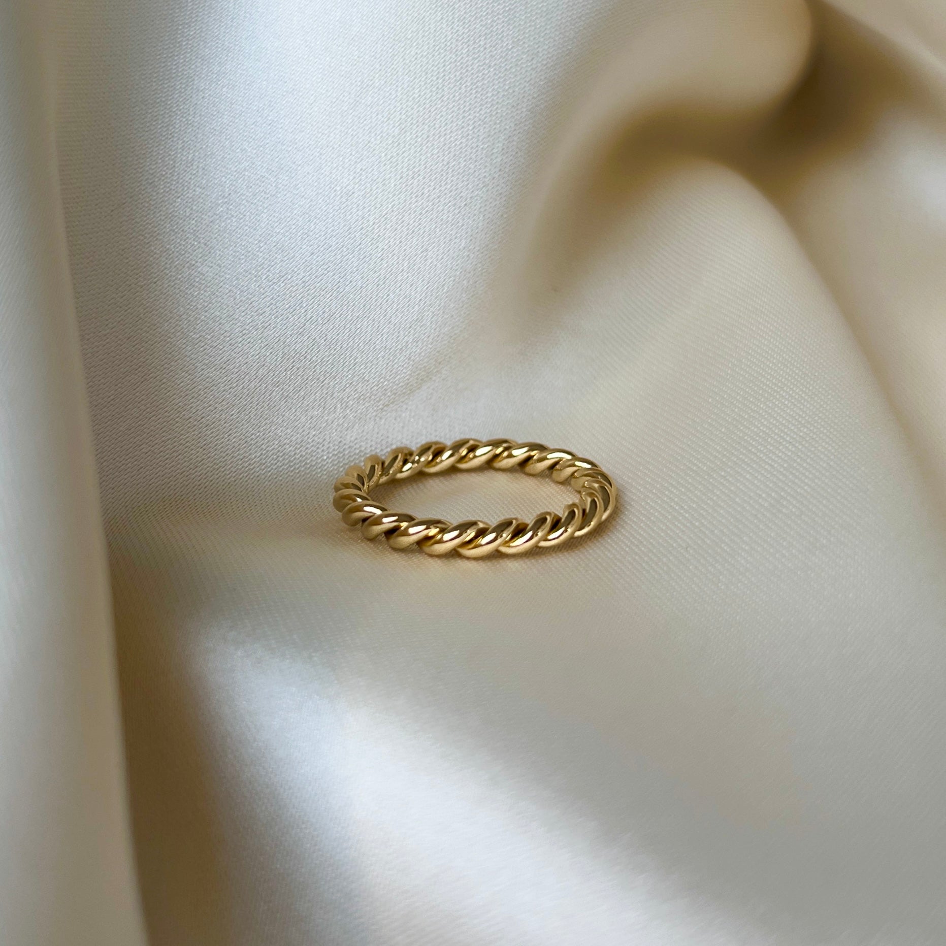 Elegant Minnie Moon Ring med snurrad repdesign i 18K guld, perfekt för att tillföra subtil elegans till din stil. Tillverkad i rostfritt stål med hållbar PVD-plätering.