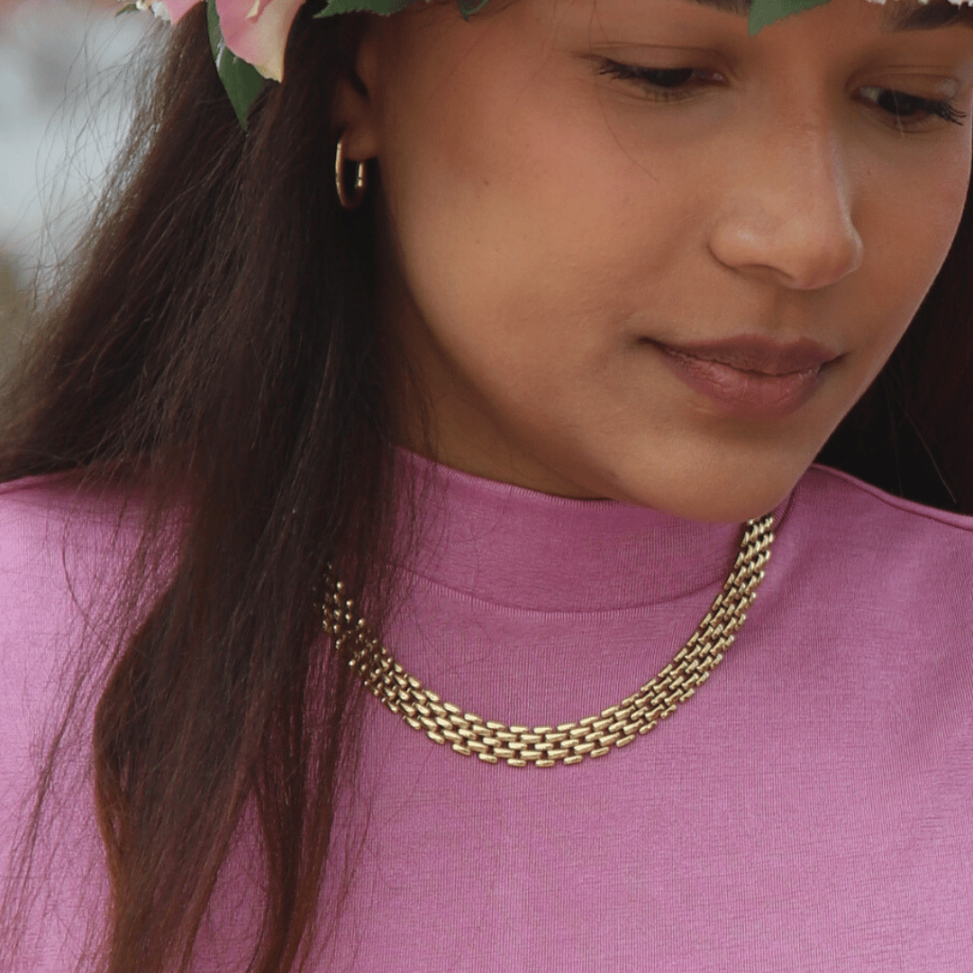 Mont Magnolia Necklace – klassisk bred guldkedja, 40 cm lång, med vackra guldlänkar. PVD-pläterat rostfritt stål för hållbarhet och vattentålighet.