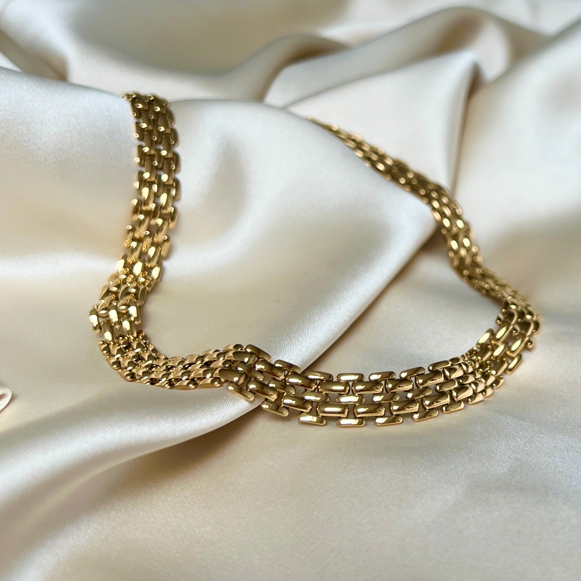 Mont Magnolia Necklace – klassisk bred guldkedja, 40 cm lång, med vackra guldlänkar. PVD-pläterat rostfritt stål för hållbarhet och vattentålighet.