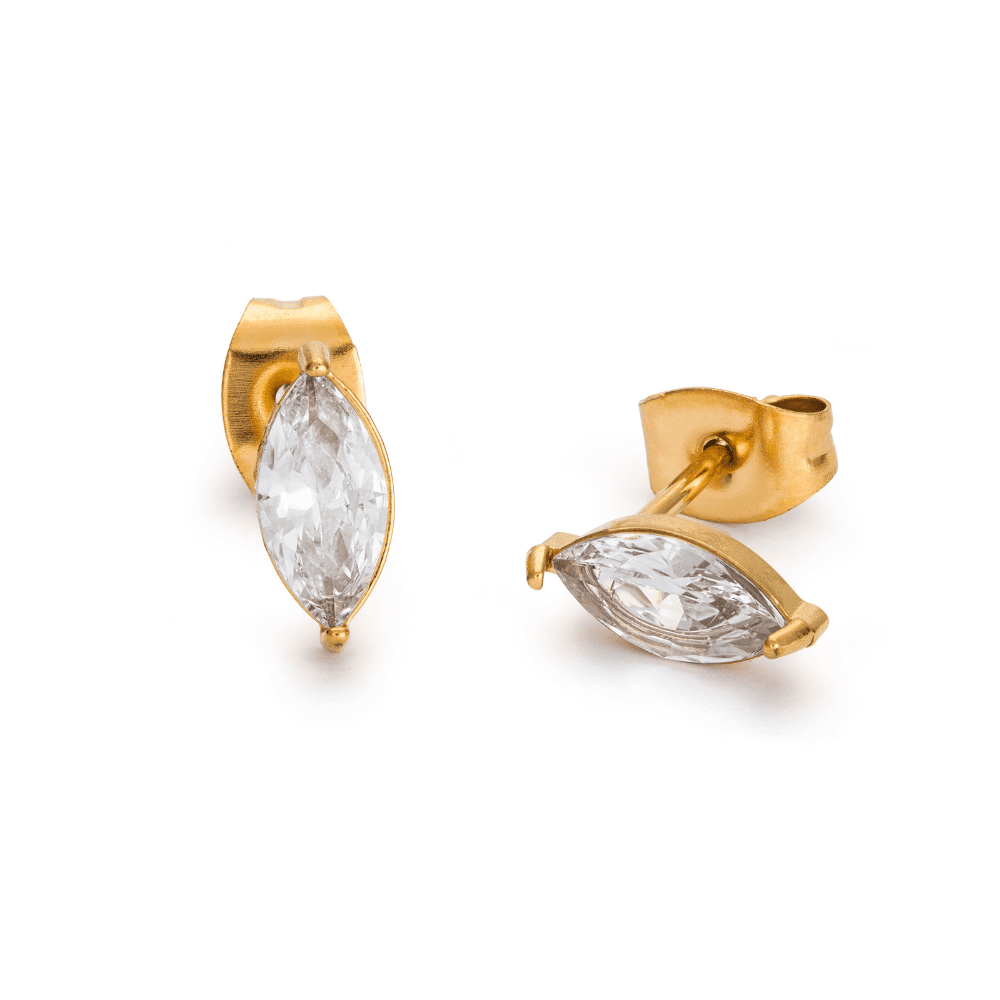 Nara Navette Earrings i guld med navettslipade cubic zirconia-stenar som ger en gnistrande effekt. Vattentåliga och allergivänliga.