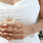 Oblique Olive Ring är en elegant guldig ring med diagonala ränder för en sofistikerad och tidlös look.