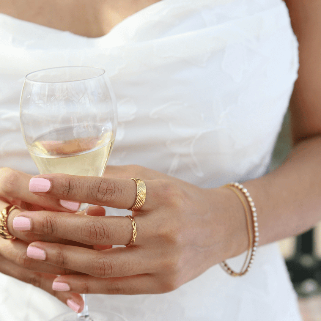 Oblique Olive Ring är en elegant guldig ring med diagonala ränder för en sofistikerad och tidlös look.