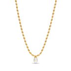 Polly Pearl Necklace – guldhalsband med vit sötvattenpärla, 47 cm lång, allergivänligt rostfritt stål och PVD-plätering i 18K guld.