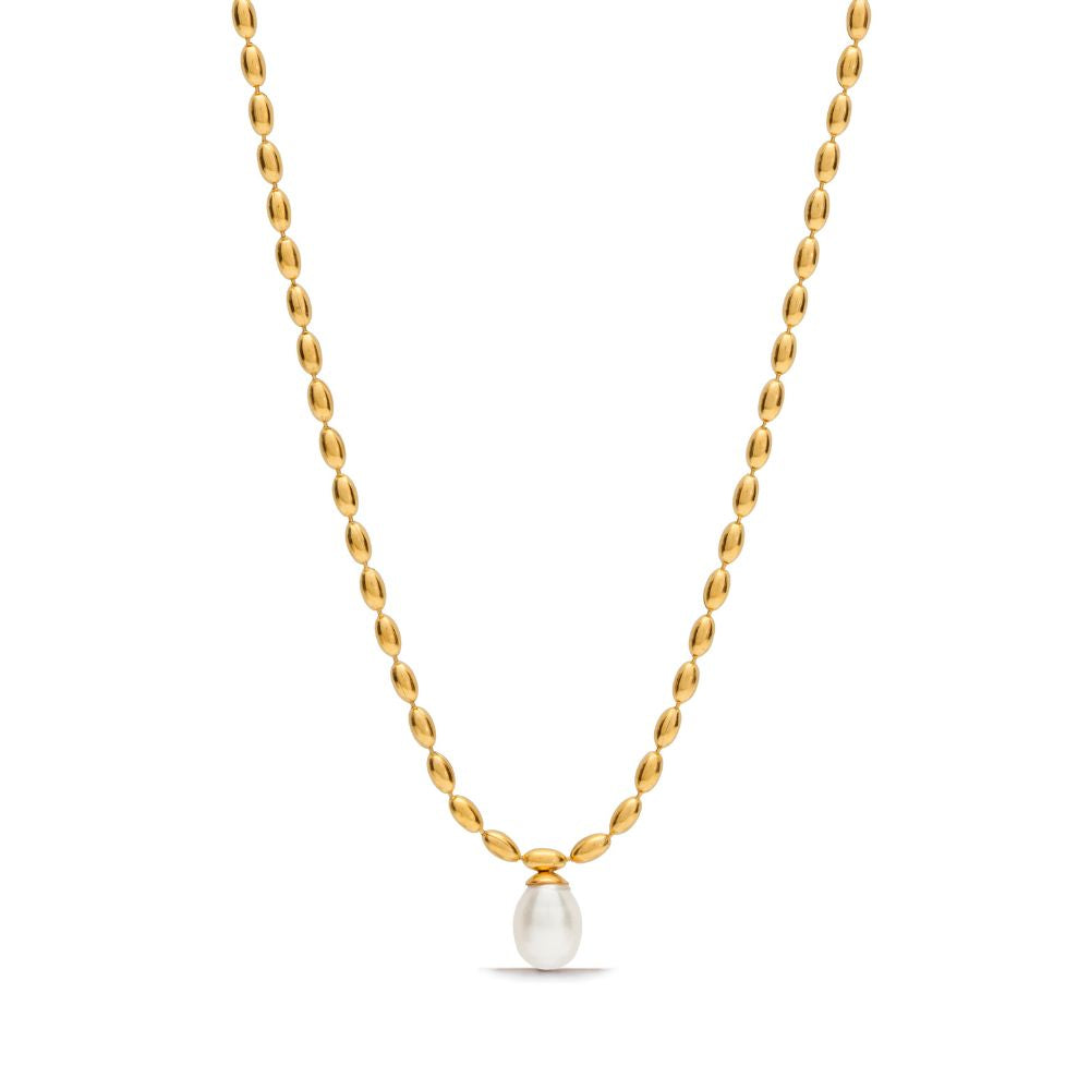 Polly Pearl Necklace – guldhalsband med vit sötvattenpärla, 47 cm lång, allergivänligt rostfritt stål och PVD-plätering i 18K guld.