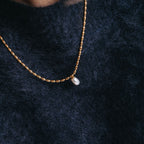 Polly Pearl Necklace – guldhalsband med vit sötvattenpärla, 47 cm lång, allergivänligt rostfritt stål och PVD-plätering i 18K guld.