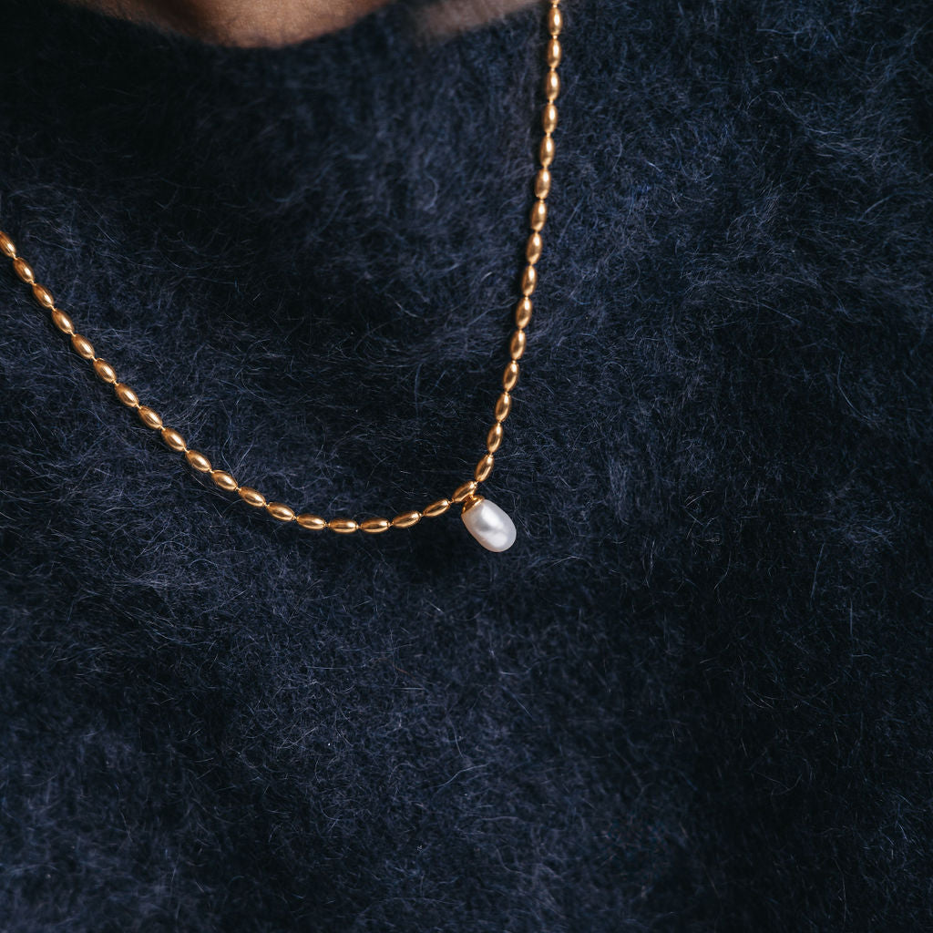 Polly Pearl Necklace – guldhalsband med vit sötvattenpärla, 47 cm lång, allergivänligt rostfritt stål och PVD-plätering i 18K guld.