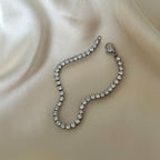 Primrose Belle Bracelet från Alora Avenue – elegant tennisarmband i silver med gnistrande vita kristaller. Ett tidlöst smycke som förhöjer både vardags- och festlooks.