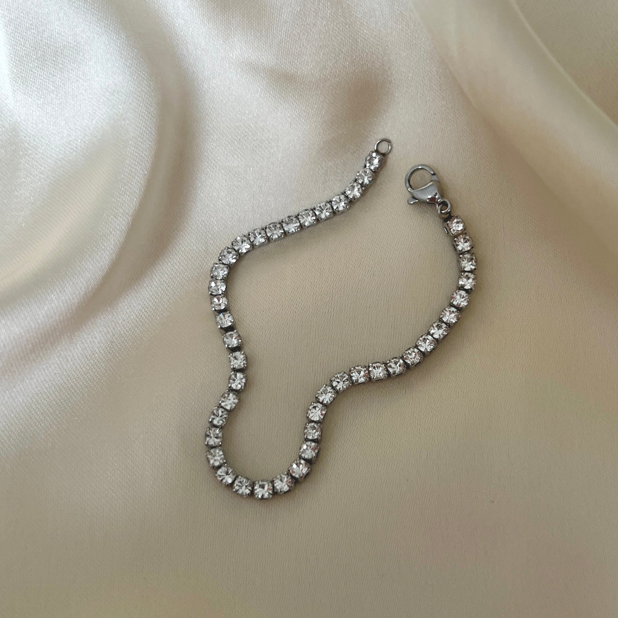 Primrose Belle Bracelet från Alora Avenue – elegant tennisarmband i silver med gnistrande vita kristaller. Ett tidlöst smycke som förhöjer både vardags- och festlooks.