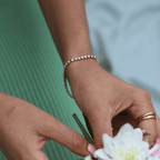 Primrose Bliss Bracelet – guldigt tennisarmband med glittrande cubic zirconia-stenar, 17 cm långt, tillverkat i rostfritt stål med PVD-plätering för hållbarhet.