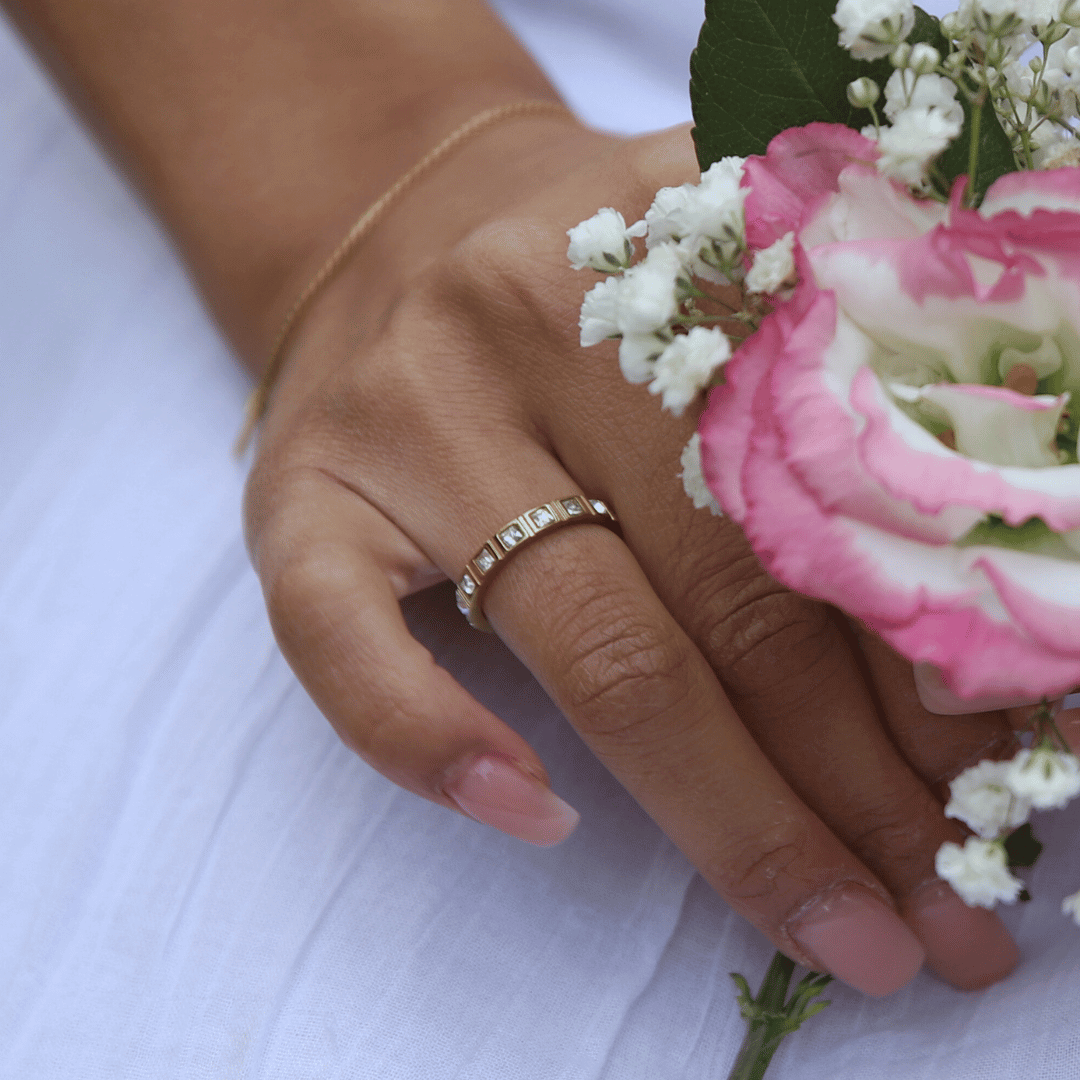 Princess Box Ring – Guldig ring med fyrkantiga cubic zirconia-stenar för en kunglig och elegant look.