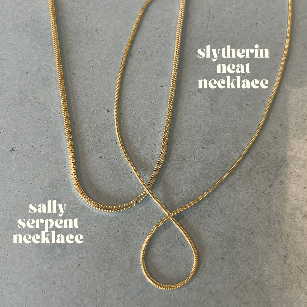 Slytherin Neat Necklace – guldrund ormkedja, 45 cm lång, tillverkad av återvinningsbart rostfritt stål och PVD-pläterad med 18K guld för hållbar glans och vattentålighet.