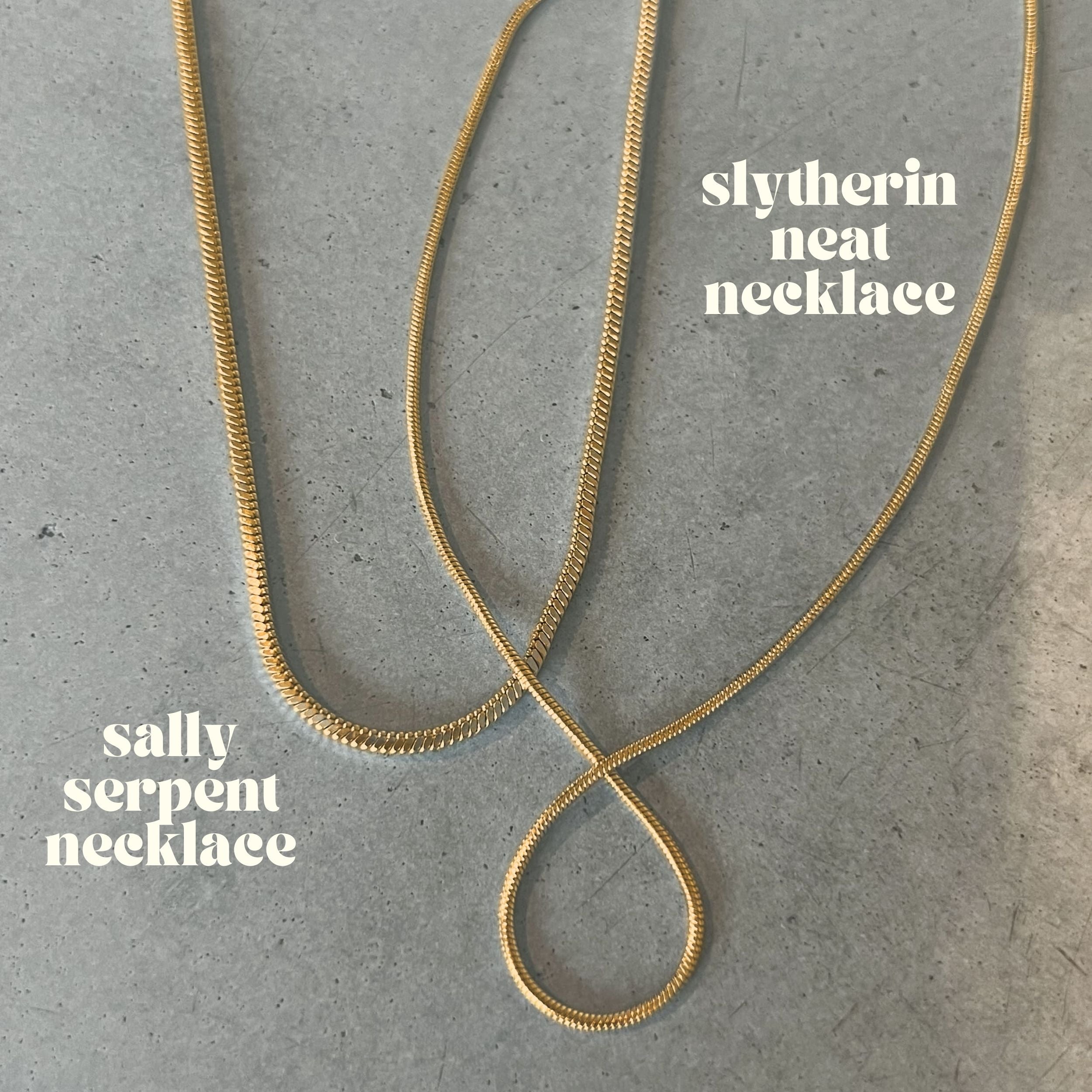 Slytherin Neat Necklace – guldrund ormkedja, 45 cm lång, tillverkad av återvinningsbart rostfritt stål och PVD-pläterad med 18K guld för hållbar glans och vattentålighet.
