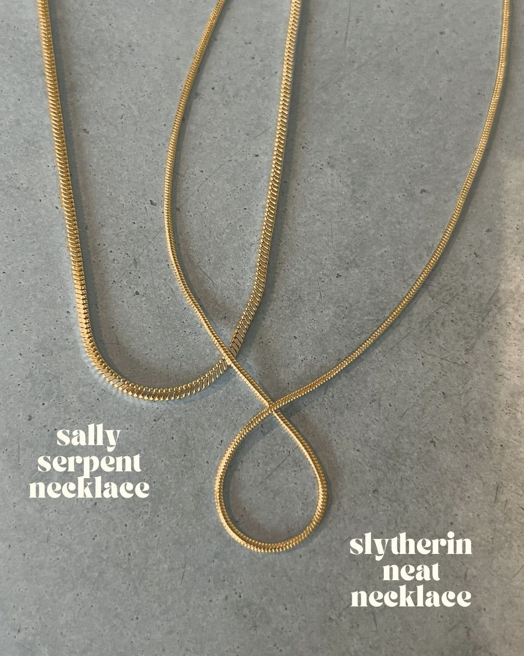 Slytherin Neat Necklace – guldrund ormkedja, 45 cm lång, tillverkad av återvinningsbart rostfritt stål och PVD-pläterad med 18K guld för hållbar glans och vattentålighet.