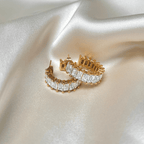 Sabrina Spark Hoops – Guldiga hoops med cubic zirconia-stenar, 25mm.