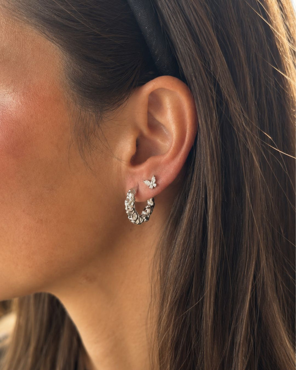Bella Butterfly Stud Silver i en ear stack på modell – silverörhänge med cubic zirconia, vattentåligt | Alora Avenue