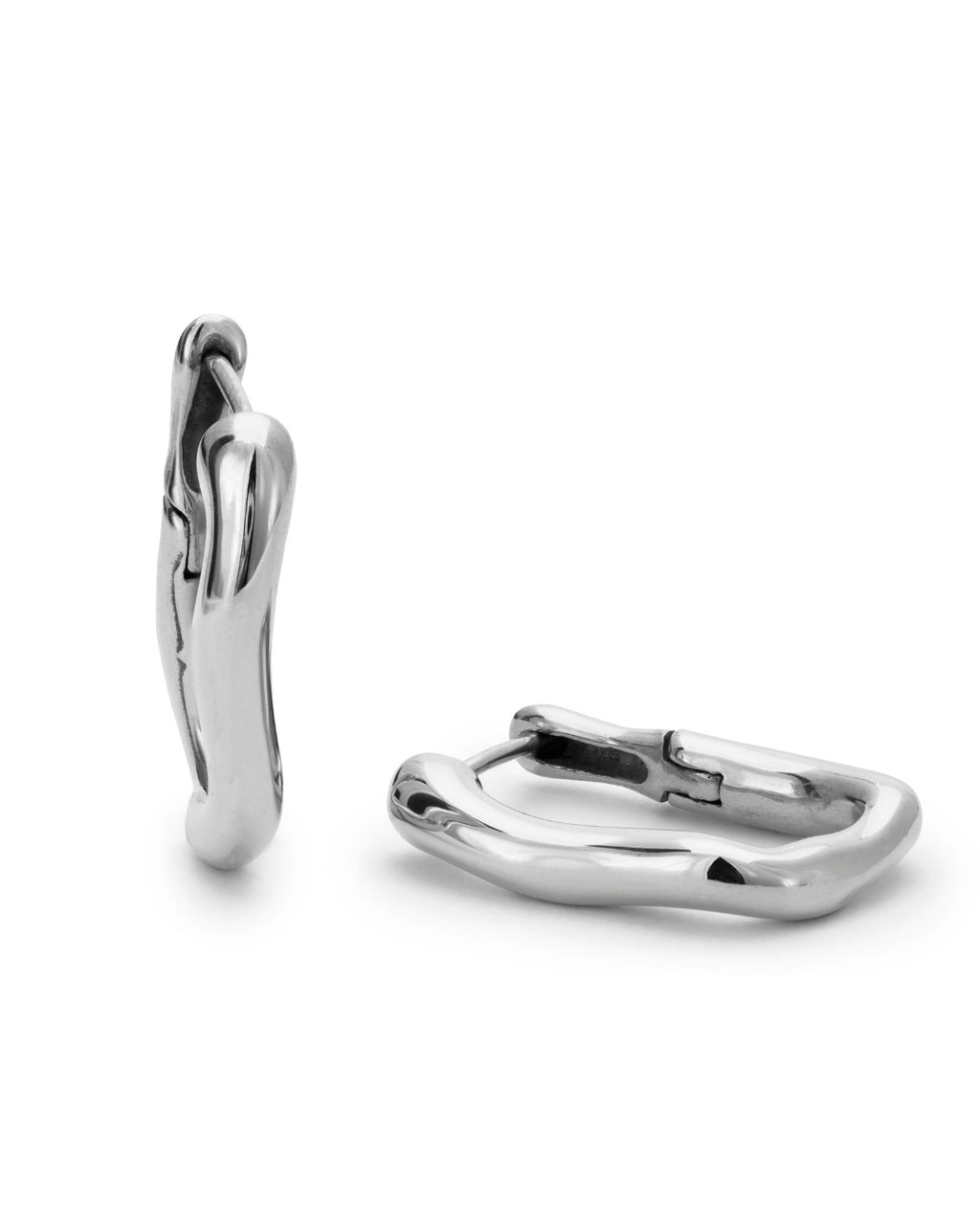 Saint Penny Hoops i silver med asymmetrisk oval design, vattentåliga och tillverkade i rostfritt stål för långvarig hållbarhet.