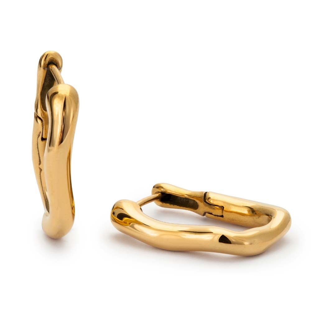 Saint Poppy Hoops är asymmetriska ovala guldörhängen i rostfritt stål med slitstark PVD-plätering. Vattentålig design för tidlös elegans och sofistikerad stil.