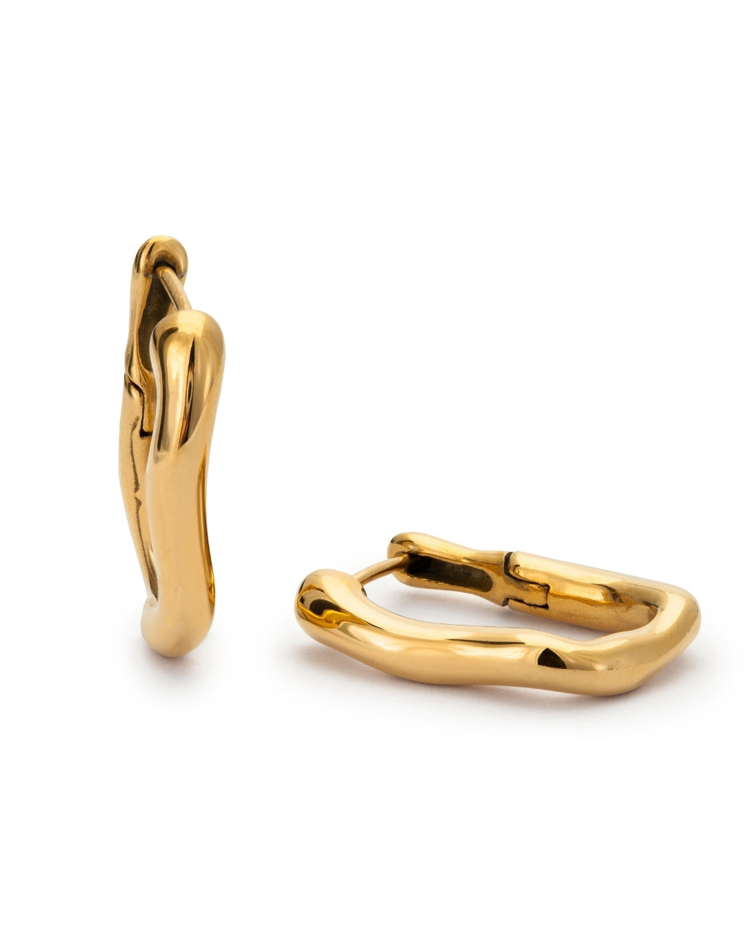 Saint Poppy Hoops är asymmetriska ovala guldörhängen i rostfritt stål med slitstark PVD-plätering. Vattentålig design för tidlös elegans och sofistikerad stil.