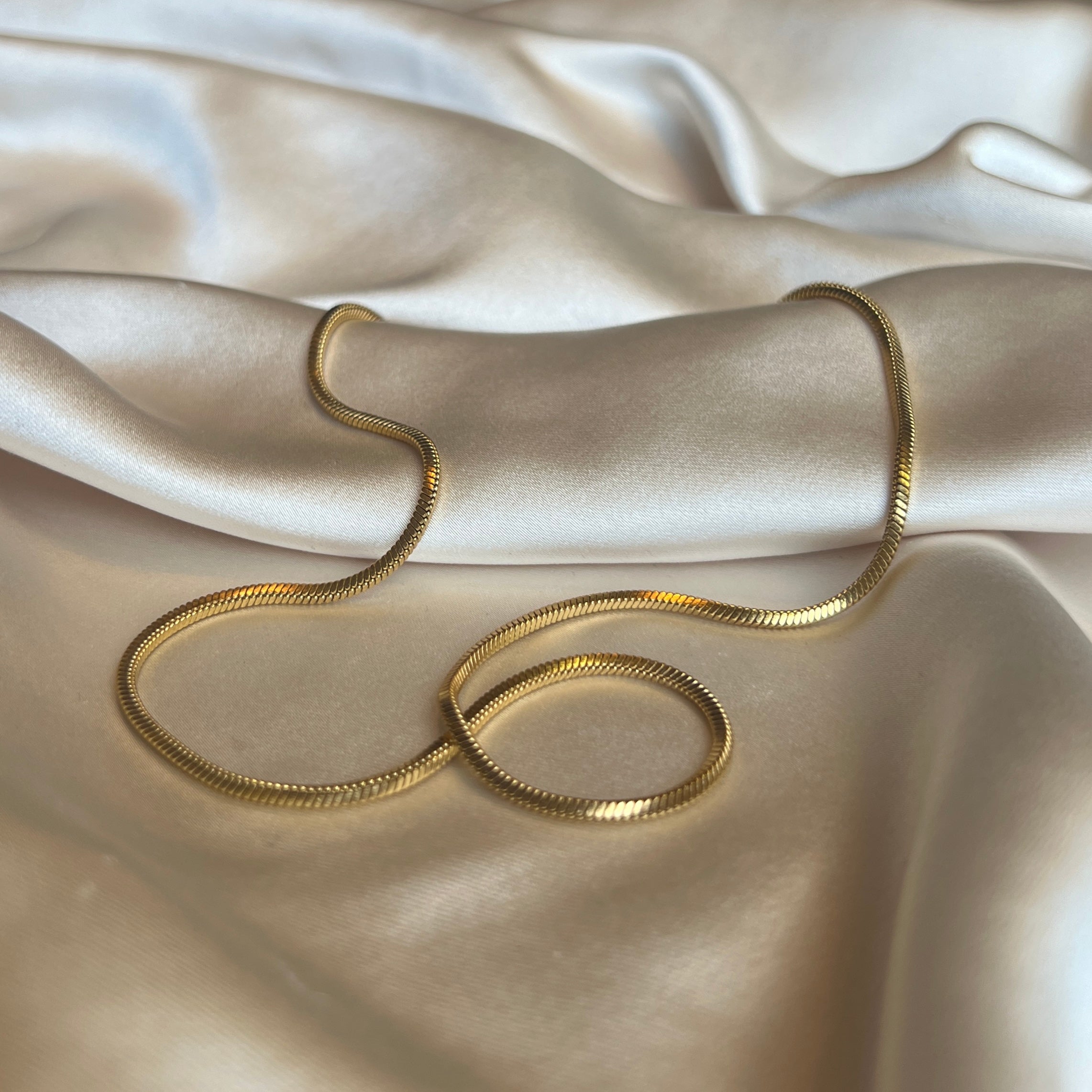 Sally Serpent Necklace – guldorpkedja med kantig länkstruktur, 45 cm lång, 2 mm bred, tillverkad i rostfritt stål och PVD-pläterad i 18K guld.