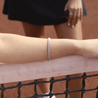 Santiago Sunstone Bracelet&nbsp;är ett guldigt tennisarmband med rektangulära cubic zirconia för en gnistrande touch. Designen är både kvinnlig och lyxig, perfekt för att ge en elegant känsla till varje tillfälle.&nbsp; Matcha det gärna med Sienna Sunstone Necklace för en komplett look.

Vattentålig: PVD-plätering i 18K guld för att du ska kunna bära det varje dag.
Allergivänlig: Tillverkad i allergivänligt rostfritt stål.
Perfekt längd: 17 cm för en bekväm passform och elegant silhuett.