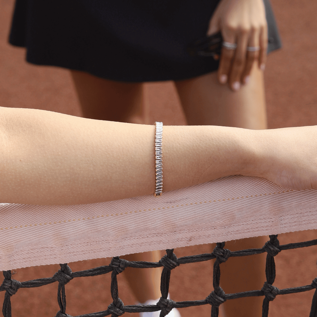 Santiago Sunstone Bracelet&nbsp;är ett guldigt tennisarmband med rektangulära cubic zirconia för en gnistrande touch. Designen är både kvinnlig och lyxig, perfekt för att ge en elegant känsla till varje tillfälle.&nbsp; Matcha det gärna med Sienna Sunstone Necklace för en komplett look.

Vattentålig: PVD-plätering i 18K guld för att du ska kunna bära det varje dag.
Allergivänlig: Tillverkad i allergivänligt rostfritt stål.
Perfekt längd: 17 cm för en bekväm passform och elegant silhuett.