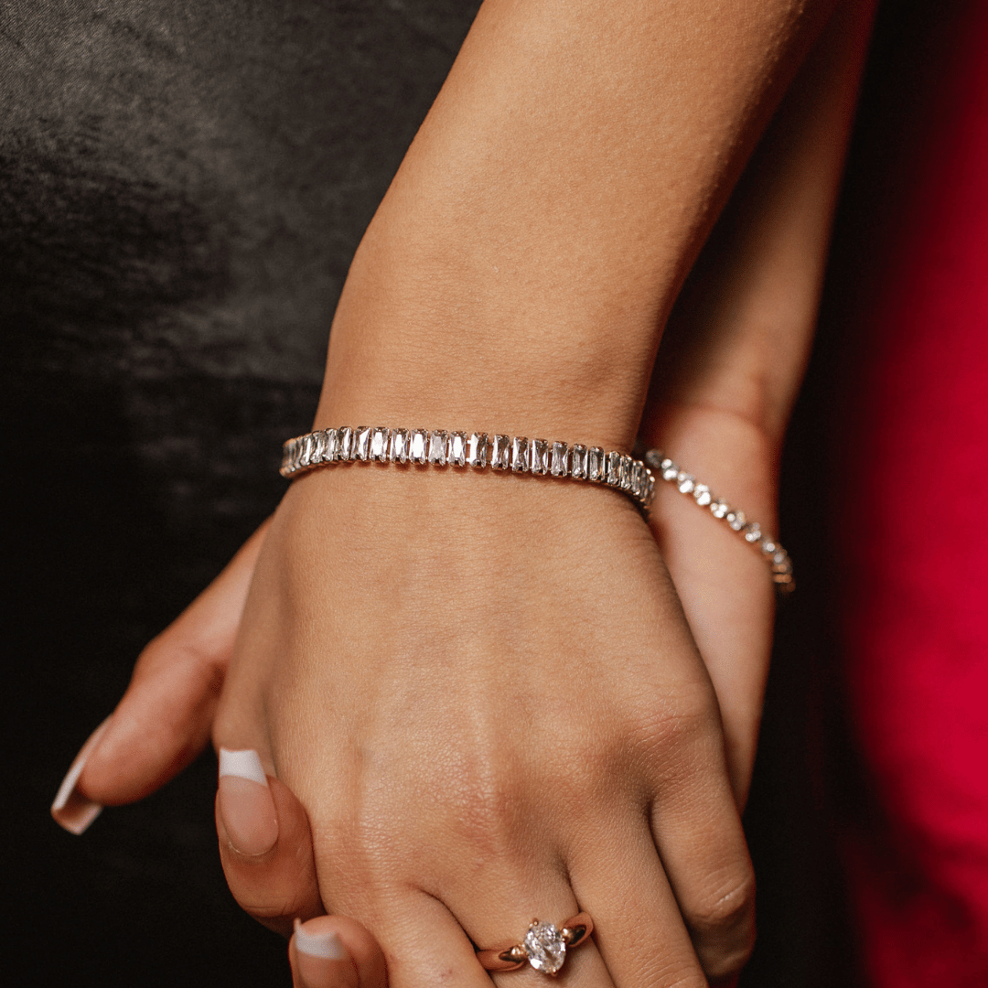 Santiago Sunstone Bracelet – guldigt tennisarmband med rektangulära cubic zirconia-stenar, 17 cm långt, tillverkat i allergivänligt rostfritt stål med PVD-plätering.