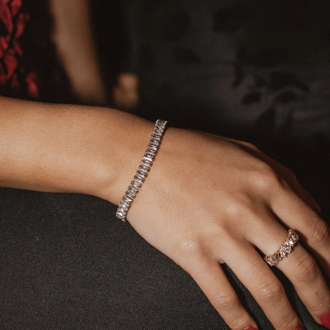 Santiago Sunstone Bracelet – guldigt tennisarmband med rektangulära cubic zirconia-stenar, 17 cm långt, tillverkat i allergivänligt rostfritt stål med PVD-plätering.