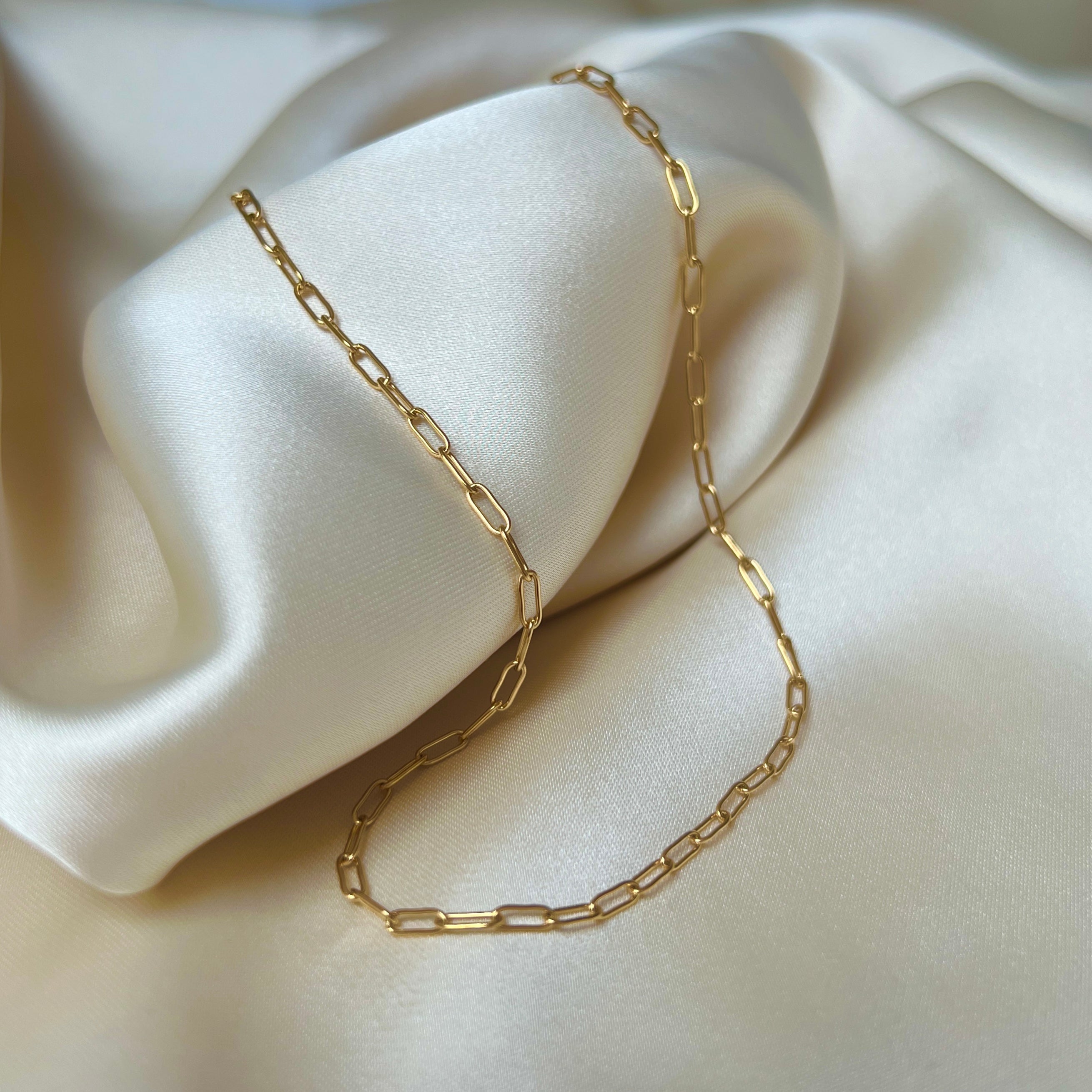 Scarlet Berlin Necklace – guldig paperclip-kedja, 42 cm lång, tillverkad i rostfritt stål och PVD-pläterad för långvarig glans och vattentålighet.