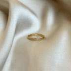 Serpentine Sea Ring – Tunn guldig ring med elegant flätad design och hållbar PVD-plätering.