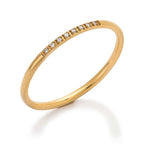 Shim Shim Ring – En tunn guldring med åtta gnistrande cubic zirconia stenar. Minimalistisk och vattentålig.