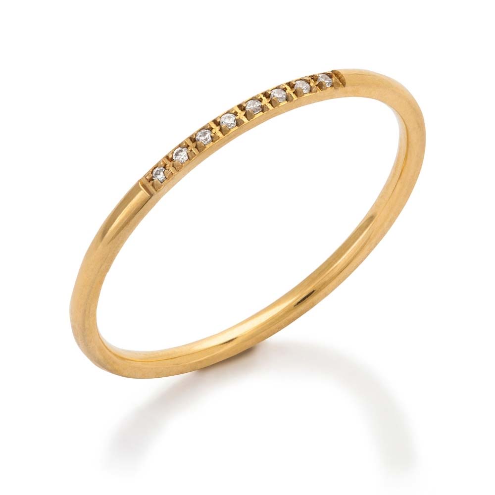 Shim Shim Ring – En tunn guldring med åtta gnistrande cubic zirconia stenar. Minimalistisk och vattentålig.