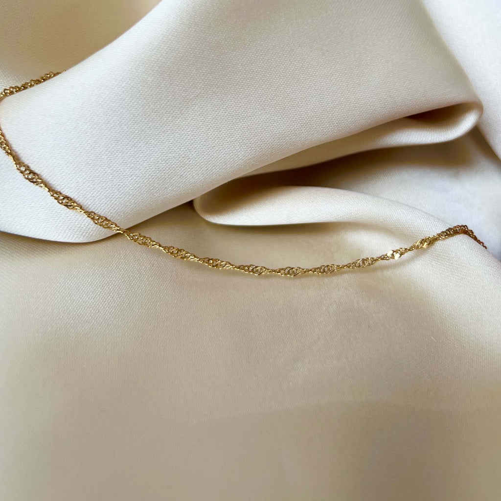 Sia Singapore Bracelet - Elegant guldigt singapore-armband med 18 cm längd och vattentålig PVD-plätering.h vattentåligt PVD-pläterat 18K guld.