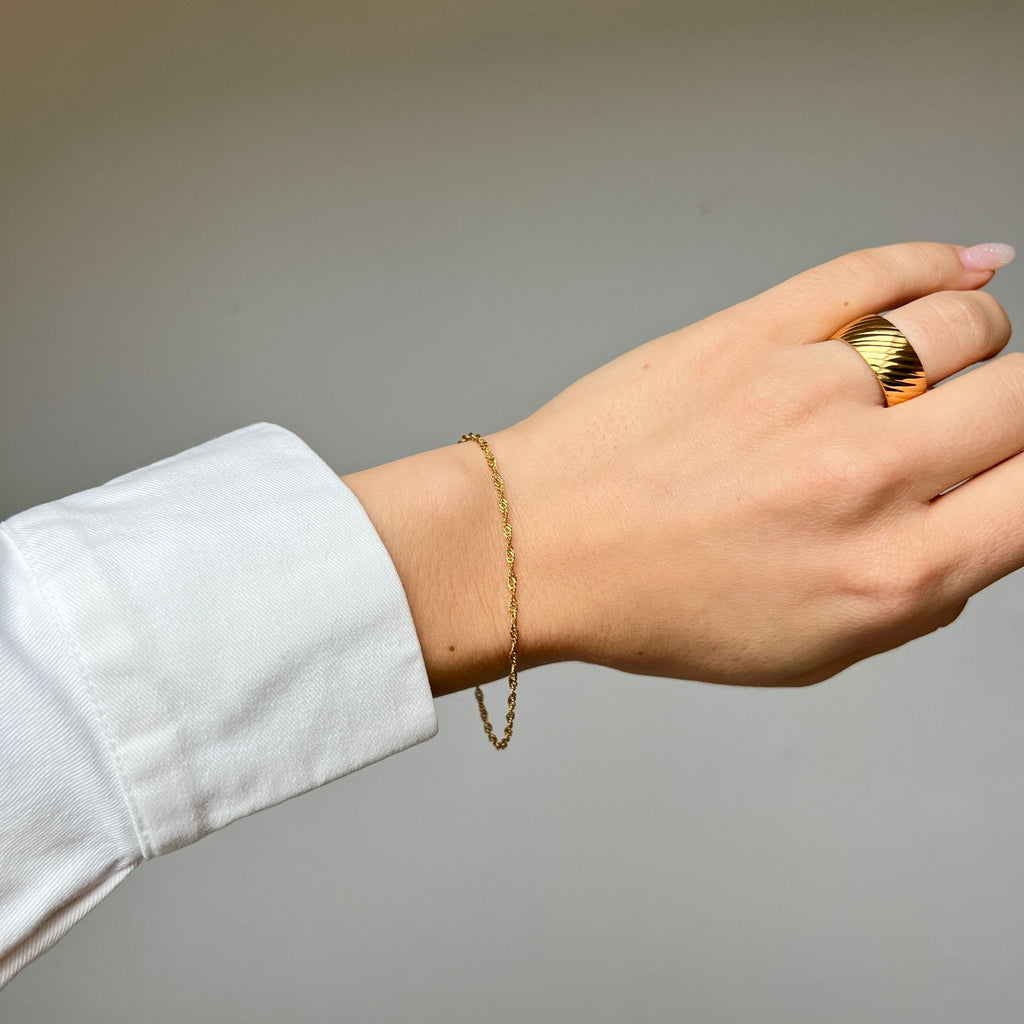 Sia Singapore Bracelet - Elegant guldigt singapore-armband med 18 cm längd och vattentålig PVD-plätering.
