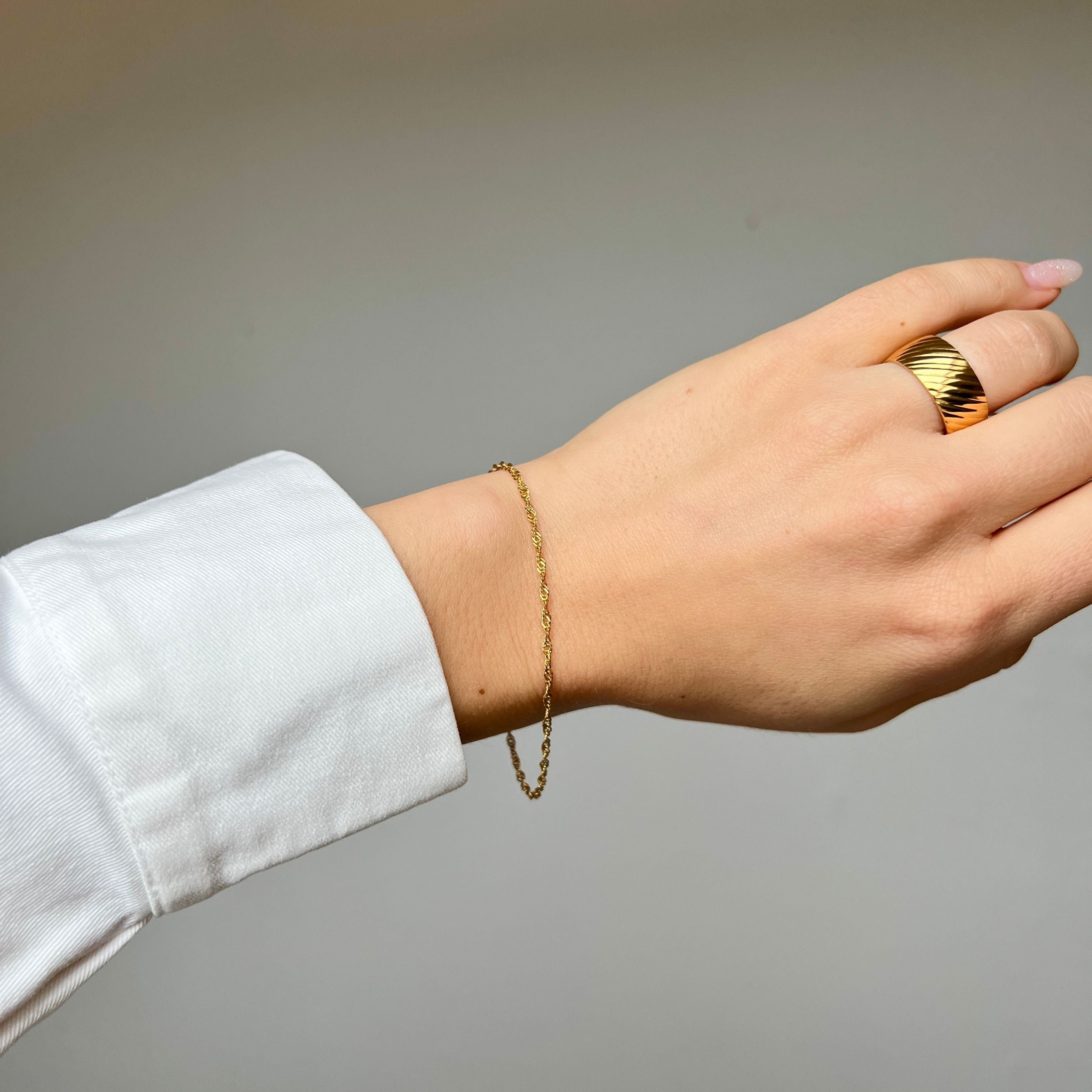 Sia Singapore Bracelet - Elegant guldigt singapore-armband med 18 cm längd och vattentålig PVD-plätering.