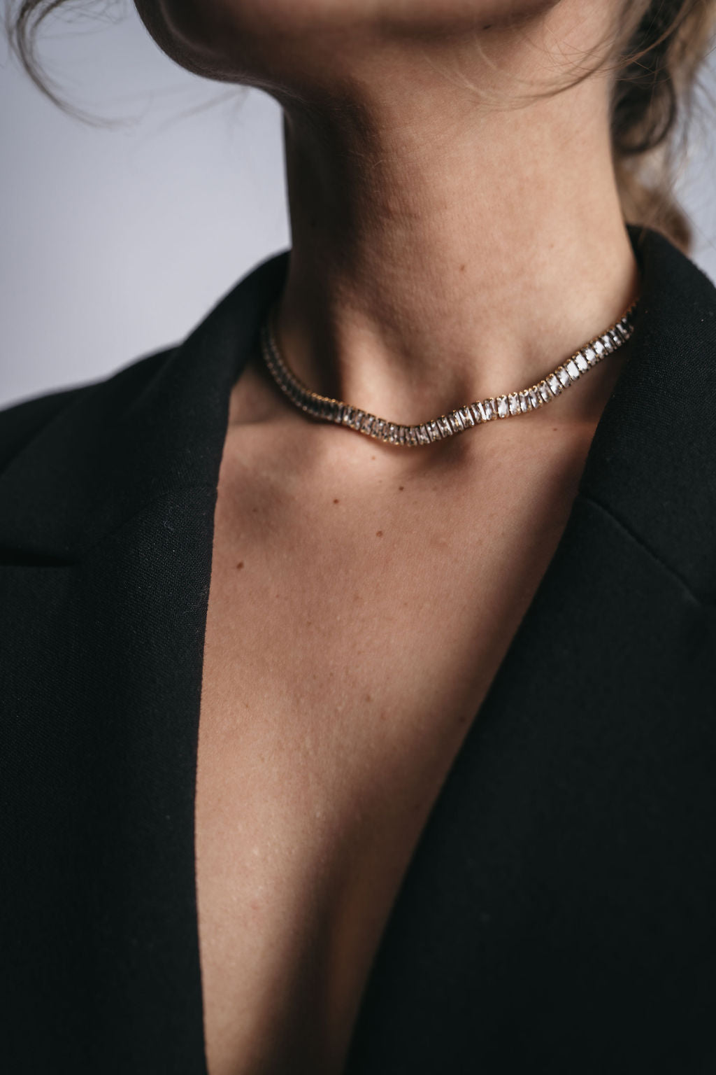 Elegant Sienna Sunstone Necklace, 35 cm guldigt tennishalsband med gnistrande cubic zirconia-stenar. Vattentåligt och slitstarkt.