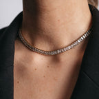 Elegant Sienna Sunstone Necklace, 35 cm guldigt tennishalsband med gnistrande cubic zirconia-stenar. Vattentåligt och slitstarkt.
