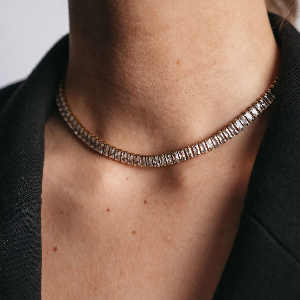 Elegant Sienna Sunstone Necklace, 35 cm guldigt tennishalsband med gnistrande cubic zirconia-stenar. Vattentåligt och slitstarkt.
