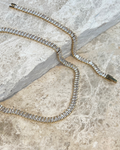 Sienna Sunstone Necklace & Santiago Sunstone Bracelet från Alora Avenue – ett lyxigt, vattentåligt set i guld med gnistrande stenar hela vägen runt som ger en glamorös och tidlös look, perfekt för både vardag och fest.