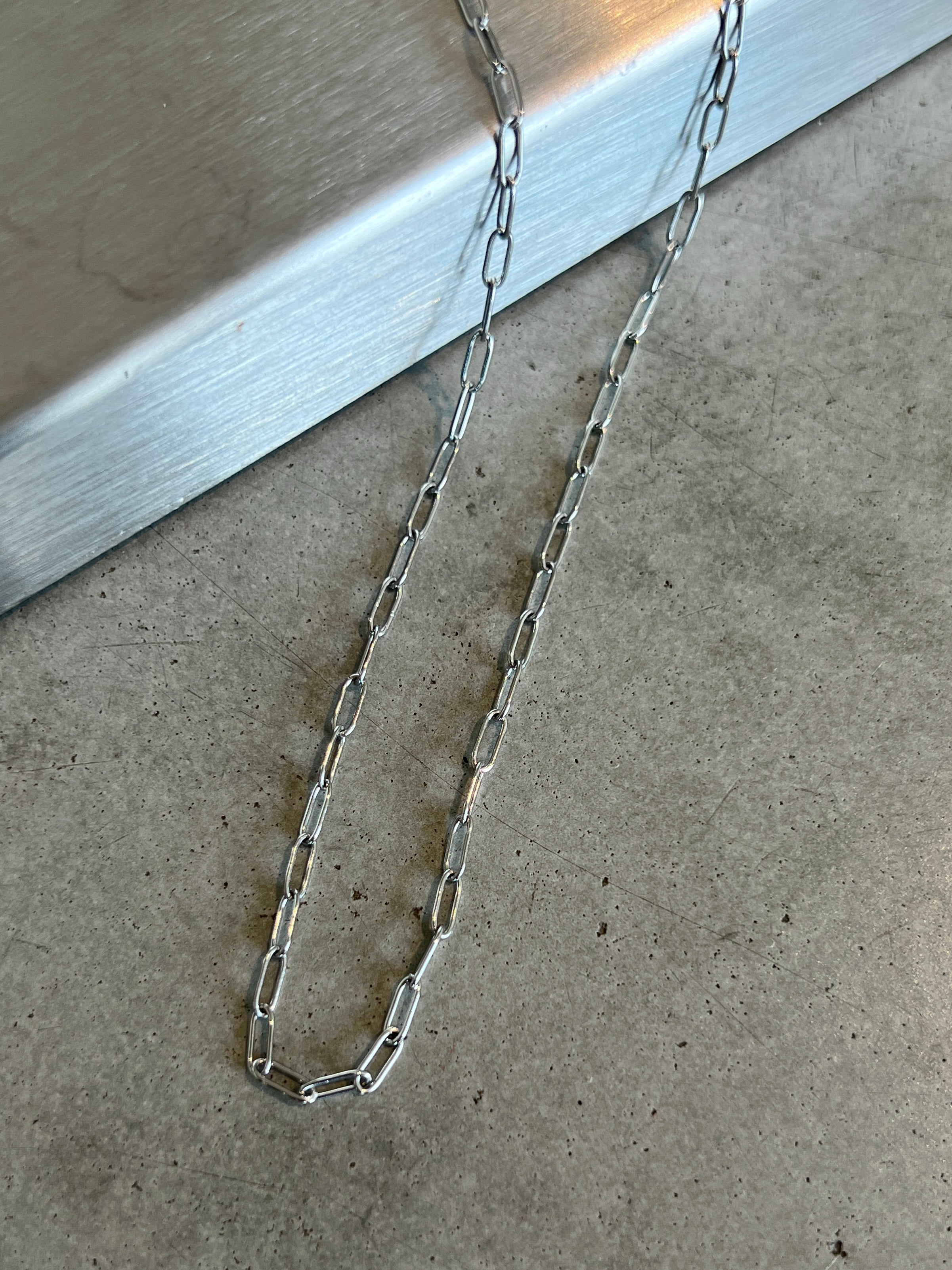 Silvia Berlin Necklace - vattentåligt silverhalsband med paperclip-länkar i 316L rostfritt stål från Alora Avenue