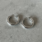 Simple Dakota Hoops i silver med slitstark PVD-plätering, modern stil och vattentålig design för långvarig glans.