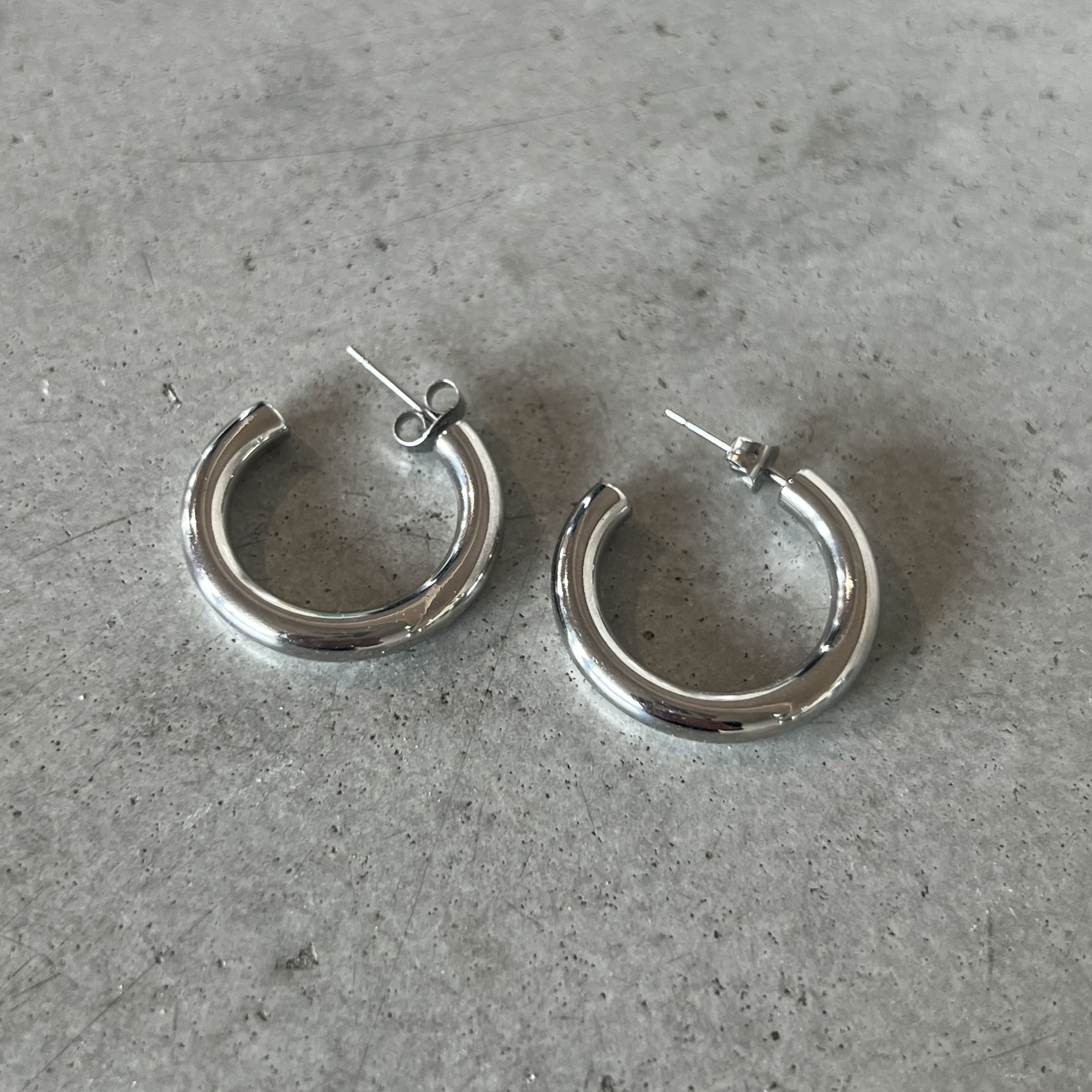 Simple Dakota Hoops i silver med slitstark PVD-plätering, modern stil och vattentålig design för långvarig glans.