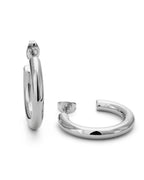 Simple Dakota Hoops, eleganta silvriga örhängen med slitstark PVD-plätering för långvarig glans och vattentålighet. Bekväma och mångsidiga för alla tillfällen.